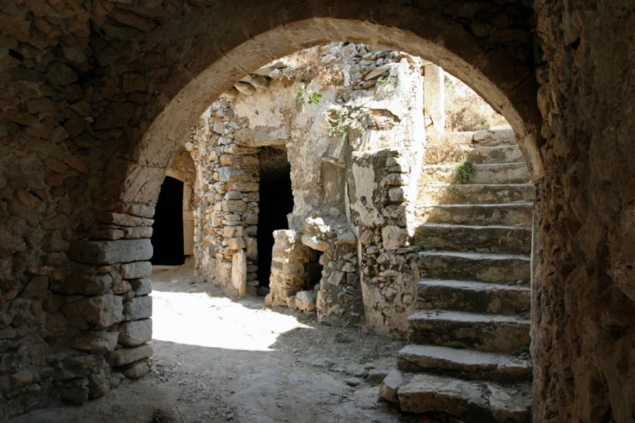Η είσοδος του κάστρου της κάτω χώρας Μνημεία Κυθήρων