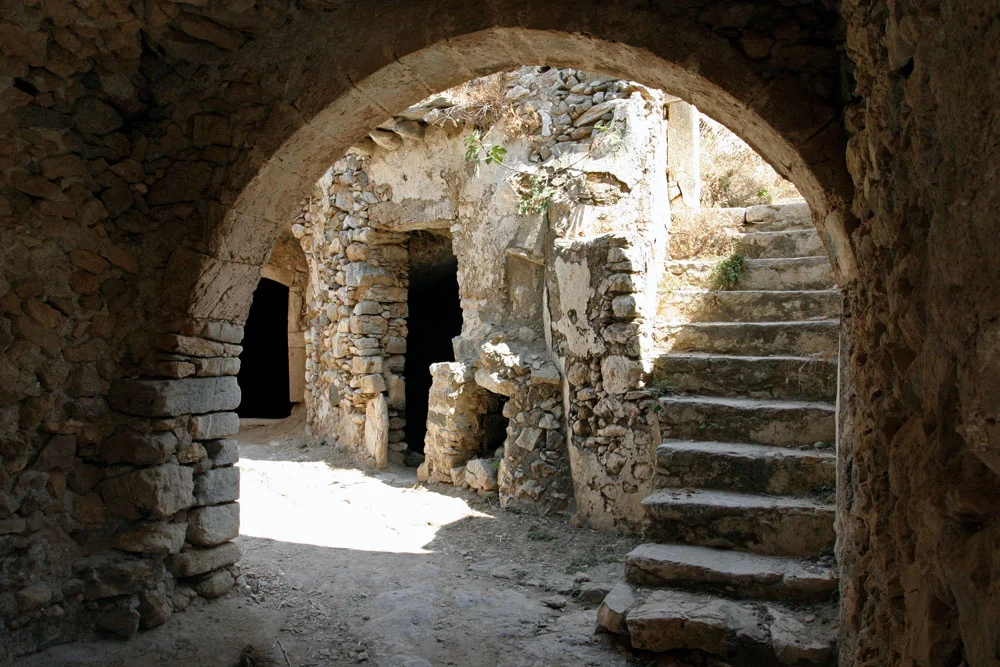 Η είσοδος του κάστρου της κάτω χώρας Μνημεία Κυθήρων